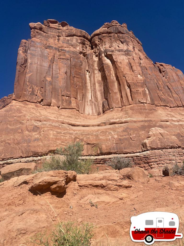 132-Huge-Cliffs-at-Arches