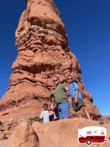139-Dad-With-Kids-at-Balanced-Rock