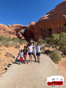 186-Dad-with-Kids-at-Double-Arches