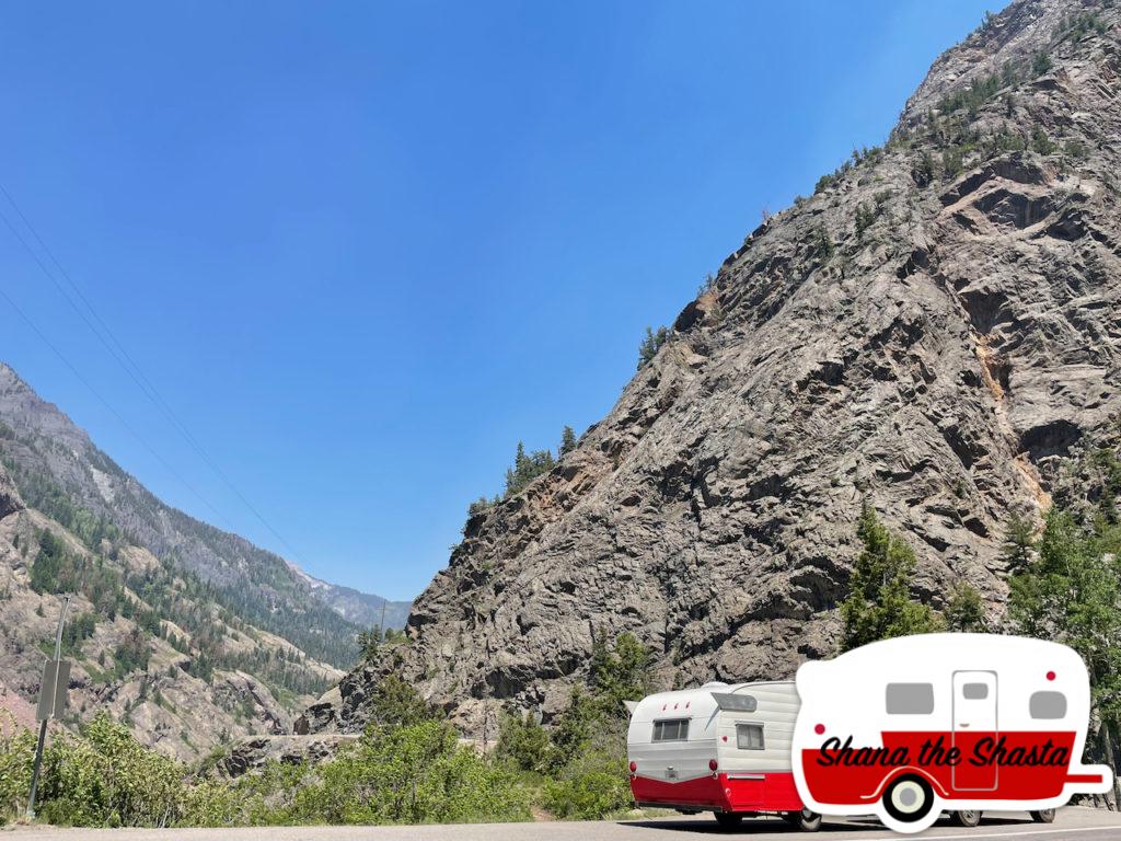 24-Vintage-Camper-on-the-Million-Dollar-Highway