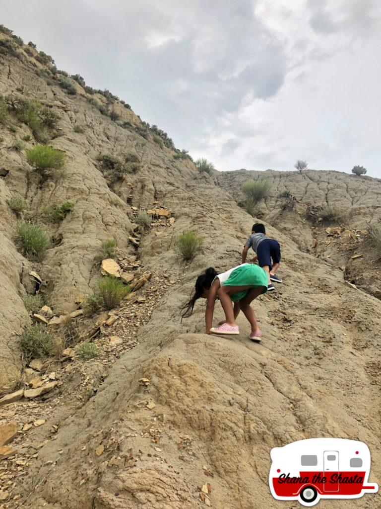 Kids-Climbing-Makoshika-Cliffs