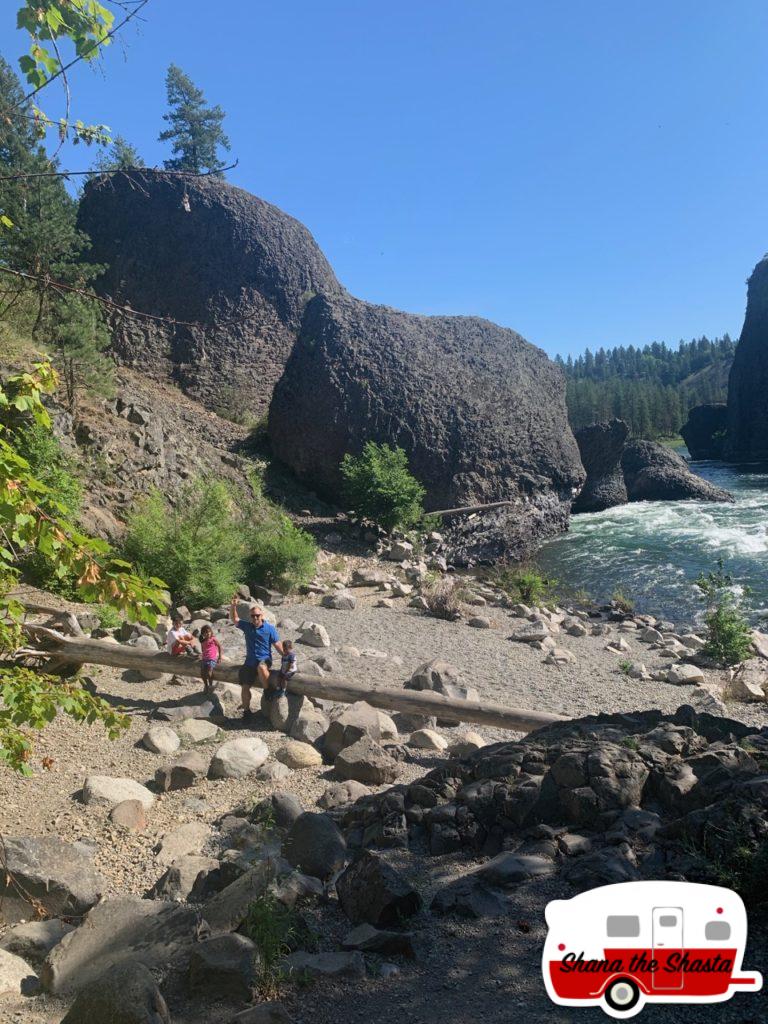 Shore-of-Spokane-River-in-Spokane